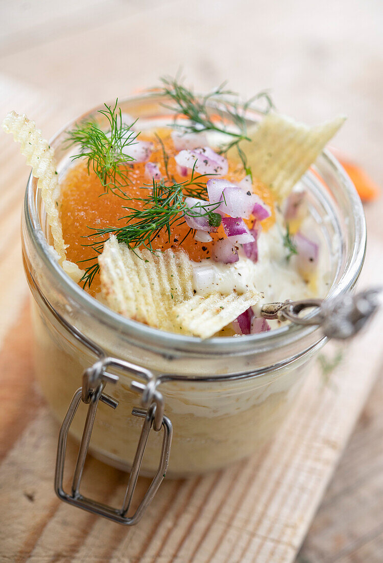 Mandel-Kartoffelpüree mit Fischrogen, Meerrettich und Kartoffelchips