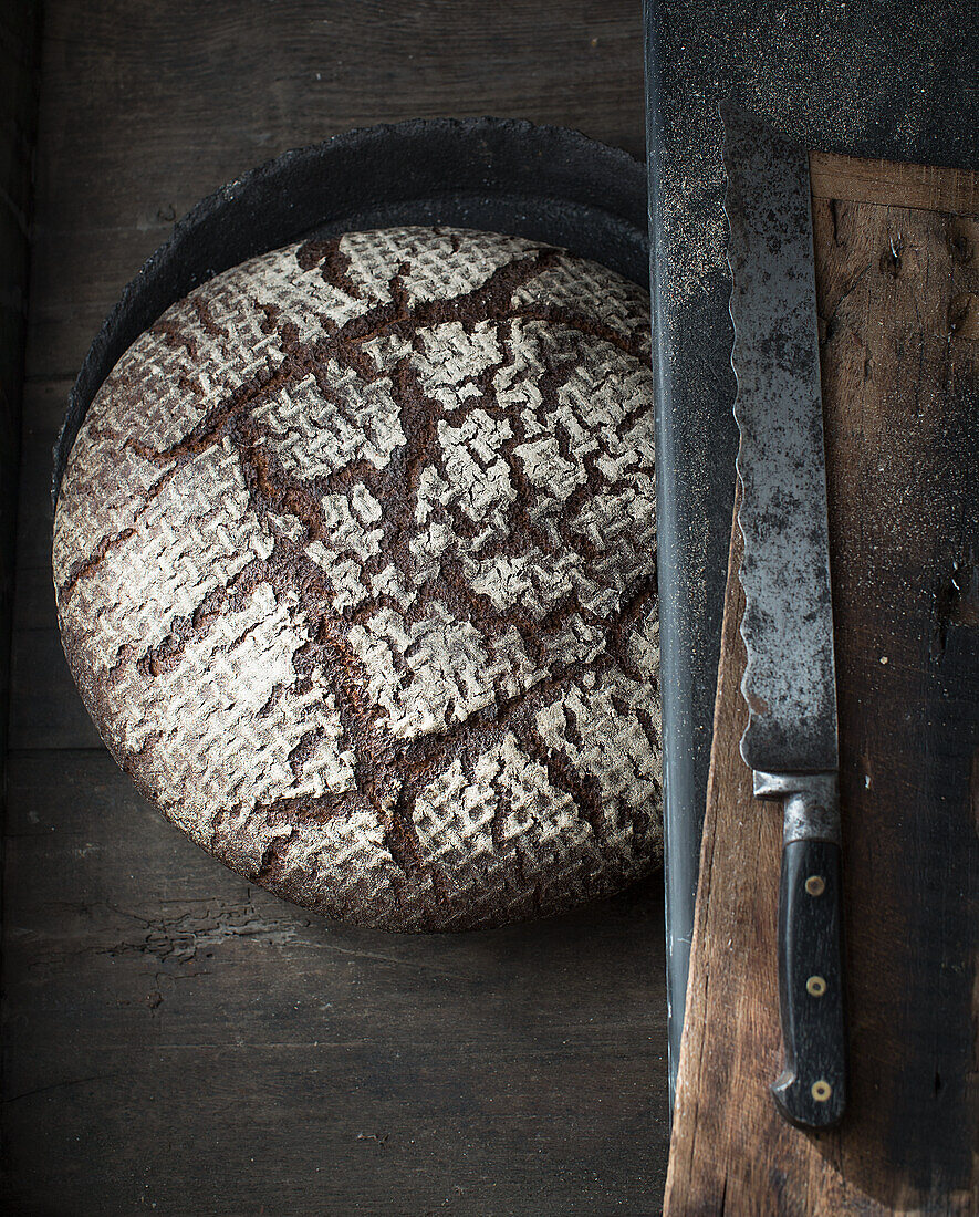 Großes Roggenbrot, daneben Brotmesser