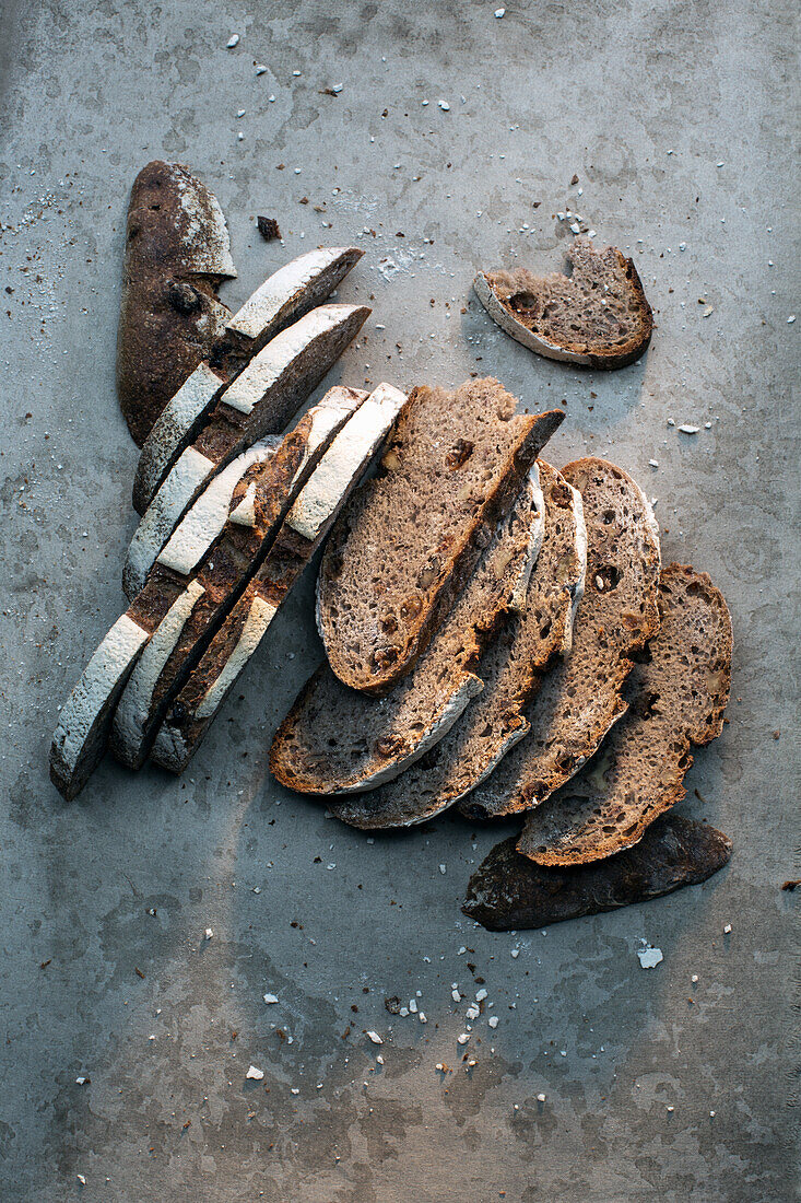 Verschiedene Brote: Halbvollkorn, Vollkorn und Roggen, in Scheiben geschnitten