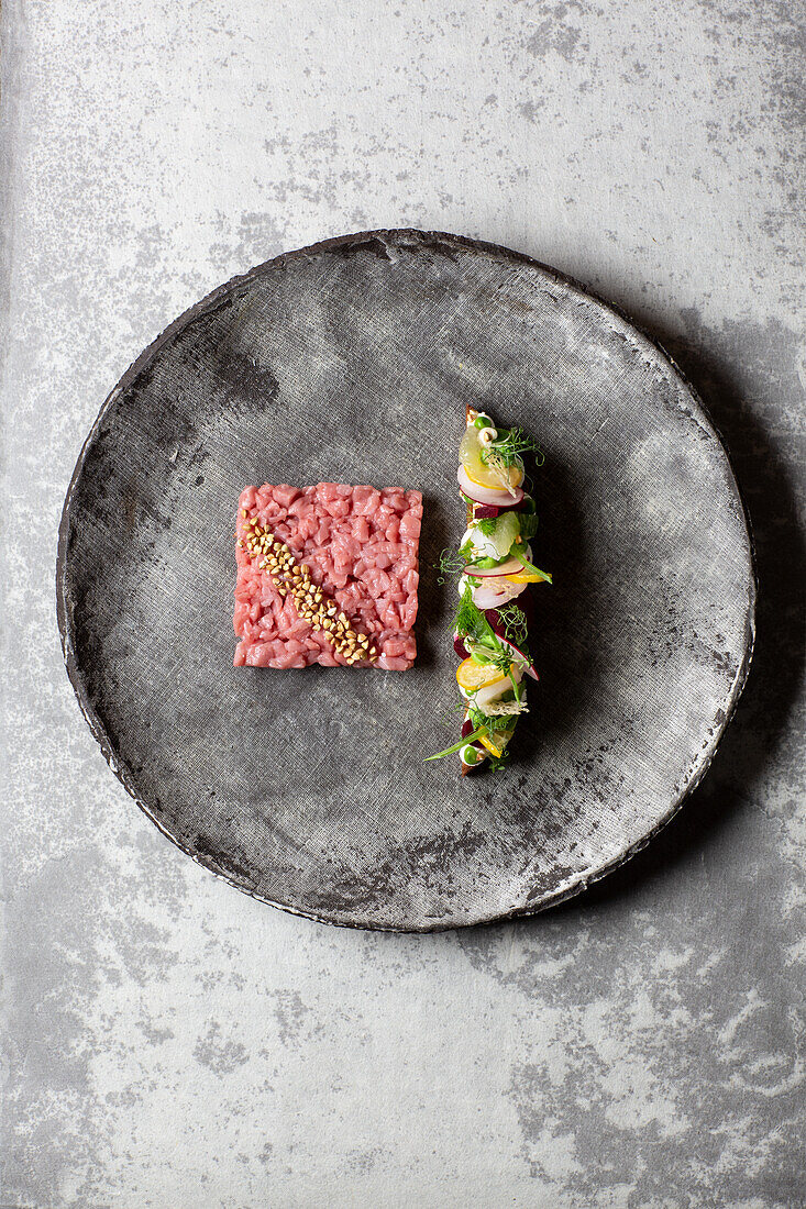 Veal tartare with lime bread
