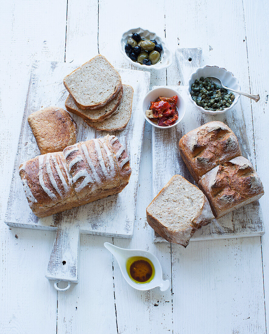 Kastenbrot mit Weizensprossen dazu Antipasti