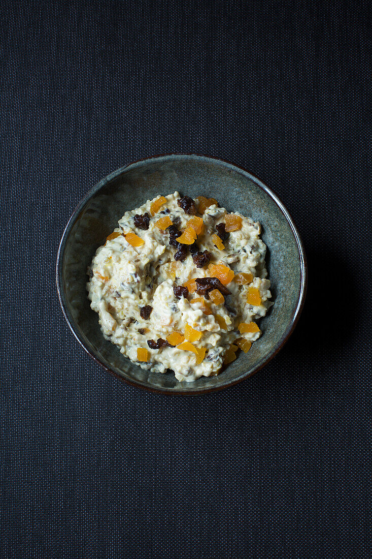 Vegan semolina-saffron bowl