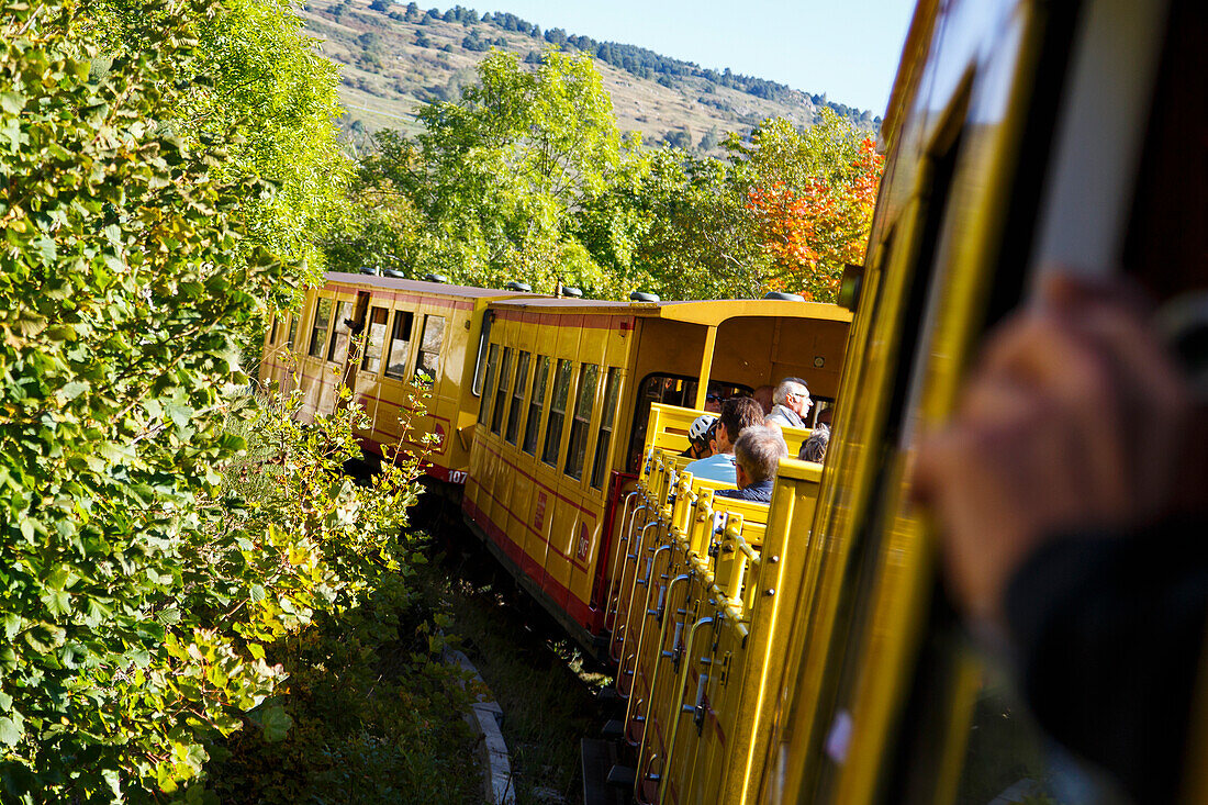 Der gelbe Zug 'Le train jaune' auf Fahrt, Ligne de Cerdagne,   Pyrénées-Orientales, Okzitanien, Frankreich
