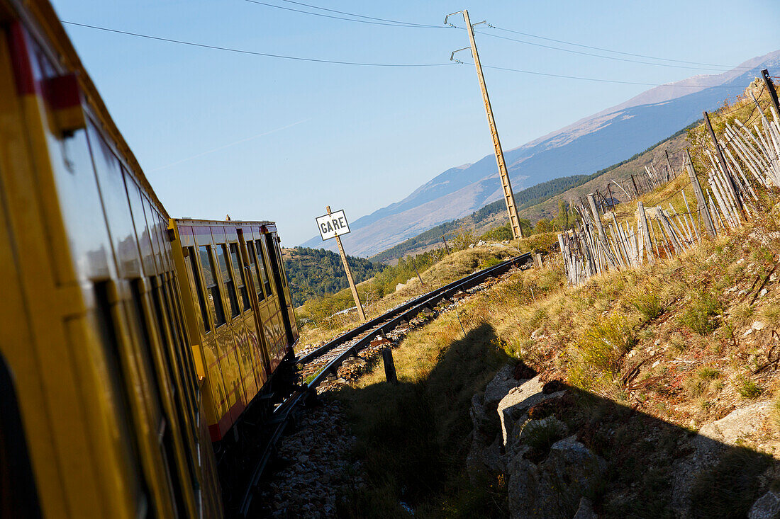 Der gelbe Zug 'Le train jaune' auf Fahrt, Ligne de Cerdagne,   Pyrénées-Orientales, Okzitanien, Frankreich