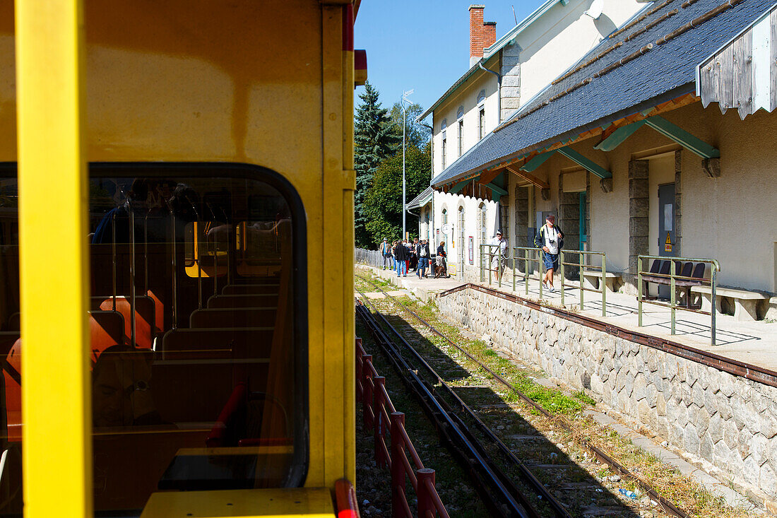 Der gelbe Zug 'Le train jaune' im Bahnhof Bolquère am Pass Col de la Perche, Ligne de Cerdagne, Prades, Pyrénées Catalanes, Pyrénées-Orientales, Okzitanien, Frankreich