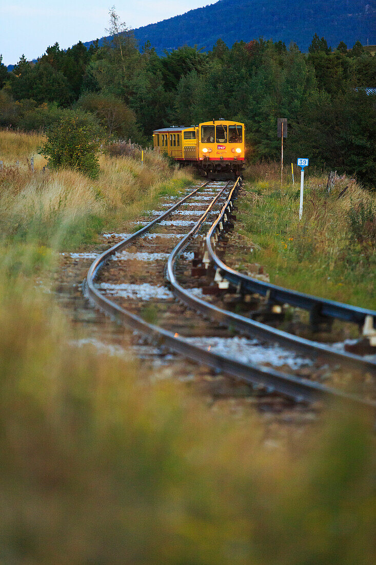 Der gelbe Zug 'Le train jaune', Ligne de Cerdagne, Vallée de la Têt, Villefranche-de-Conflent, Pyrénées-Orientales, Okzitanien, Frankreich