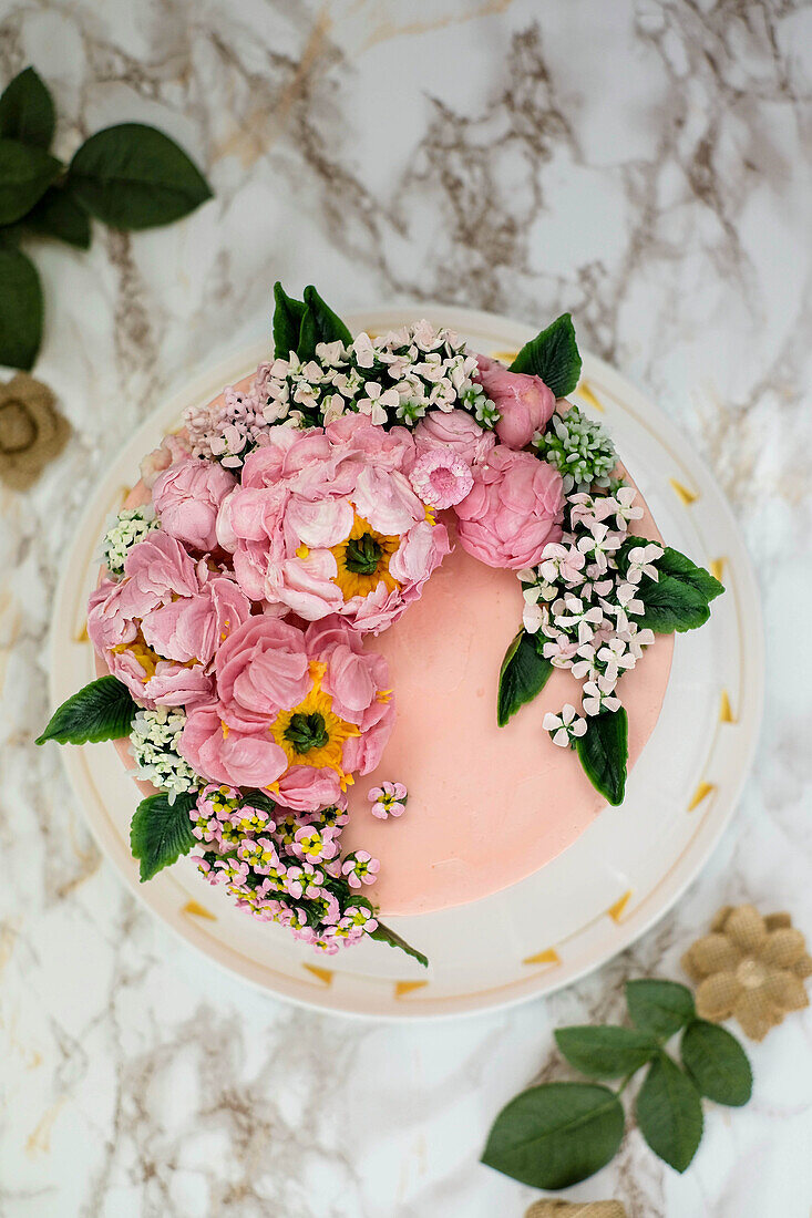 Schoko-Mandel-Buttercremetorte mit Blütendekoration