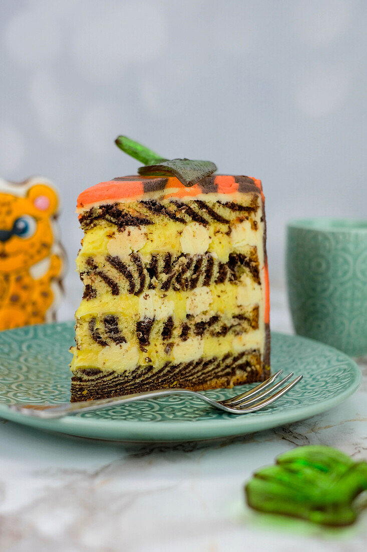 Ein Stück Schoko-Orangen-Zebra-Torte
