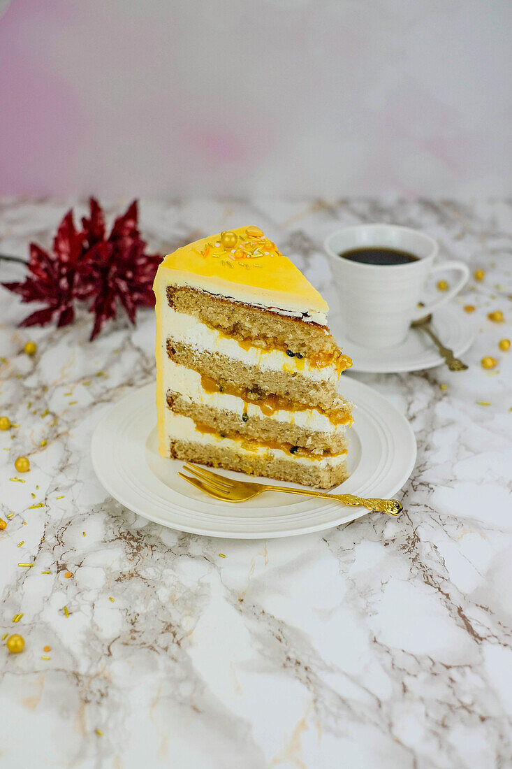 Ein Stück vegane Passionsfrucht-Mango-Torte