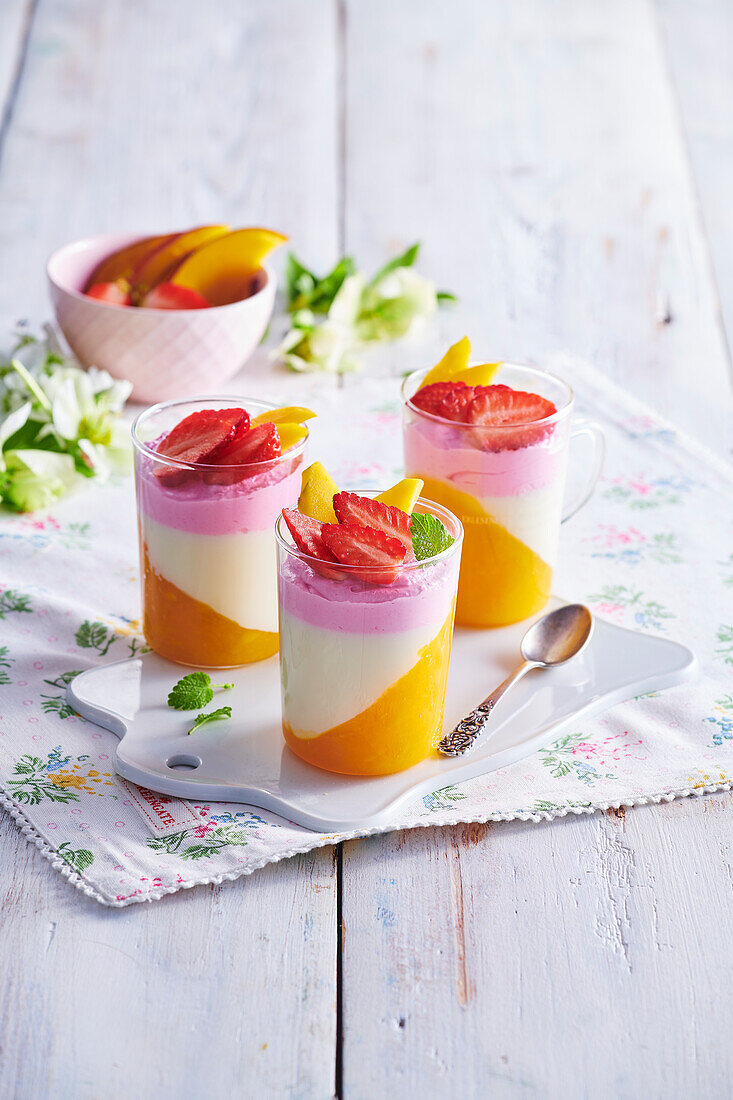 Mango-Erdbeer-Panna Cotta