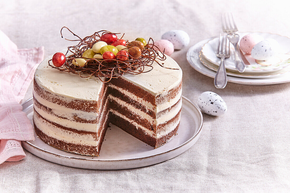 Ostertorte mit Schokoladeneiern, angeschnitten