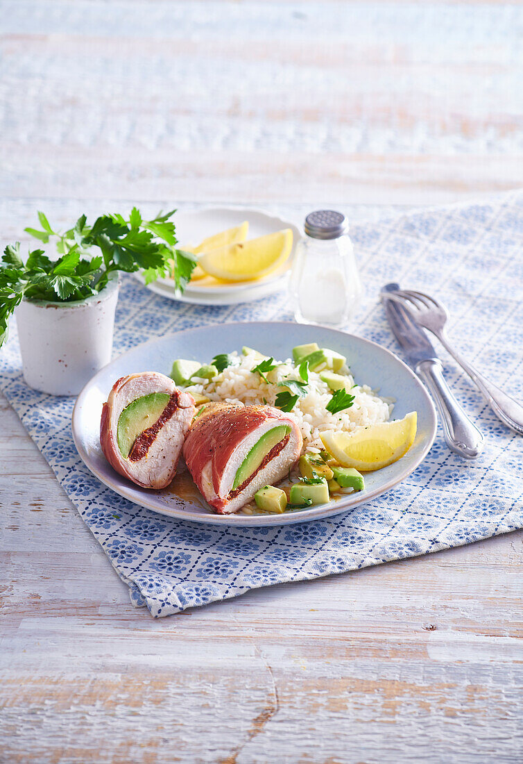 Hähnchenbrust im Speckmantel mit Avocadofüllung serviert mit Reis