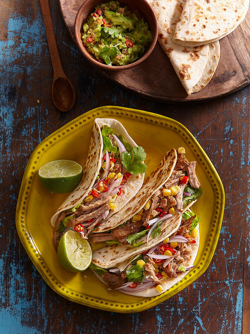 Mexican pulled pork tacos wit guacamole