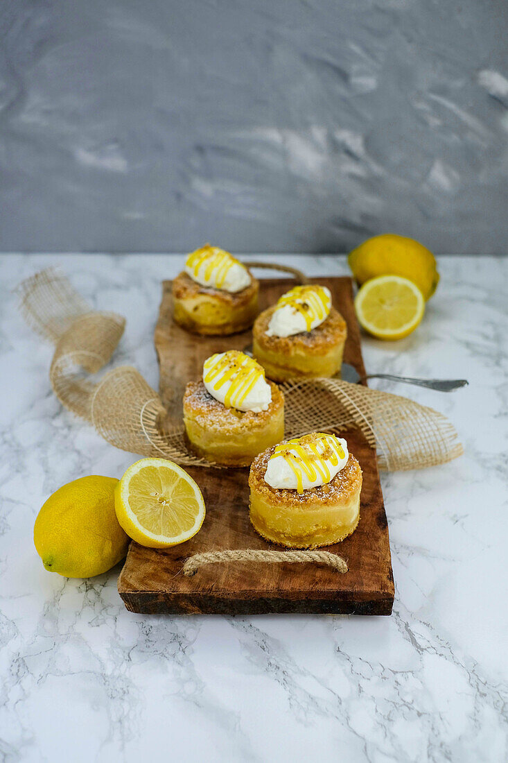 Mini-Zitronen-Cheesecakes mit Streuseln