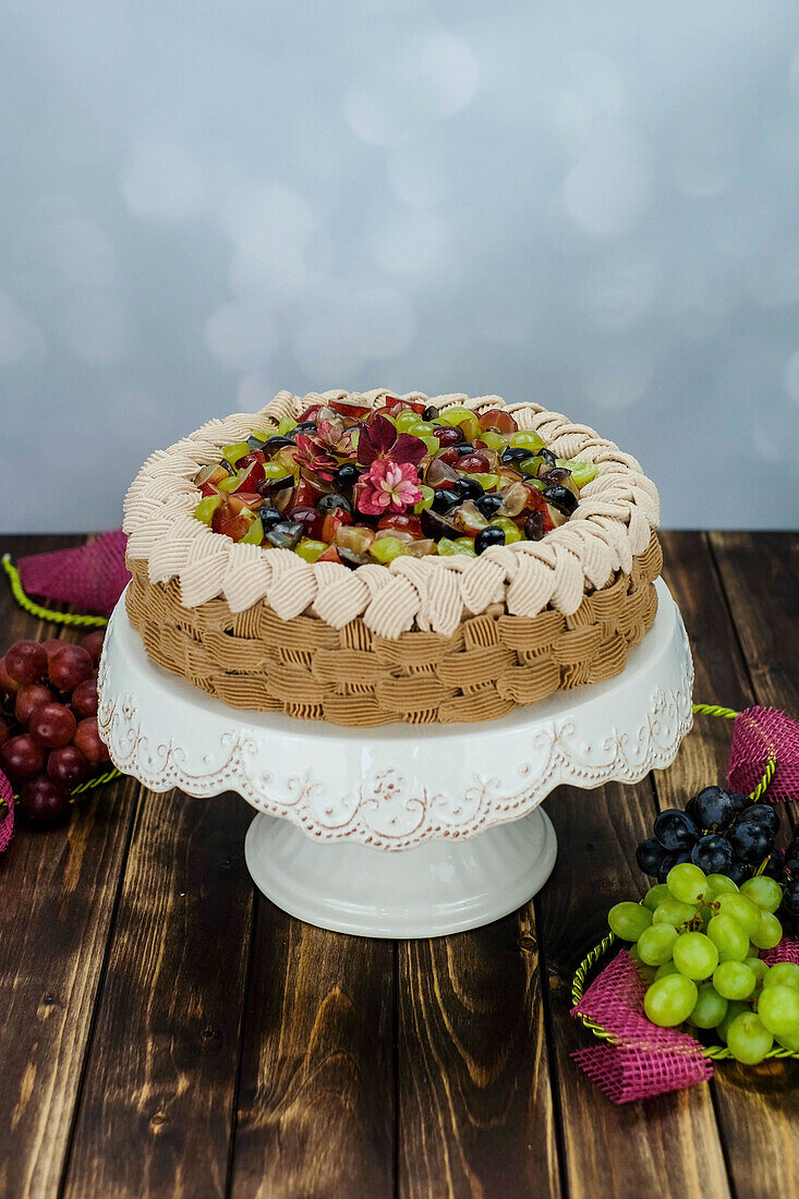 Herbstliche Weincremetorte