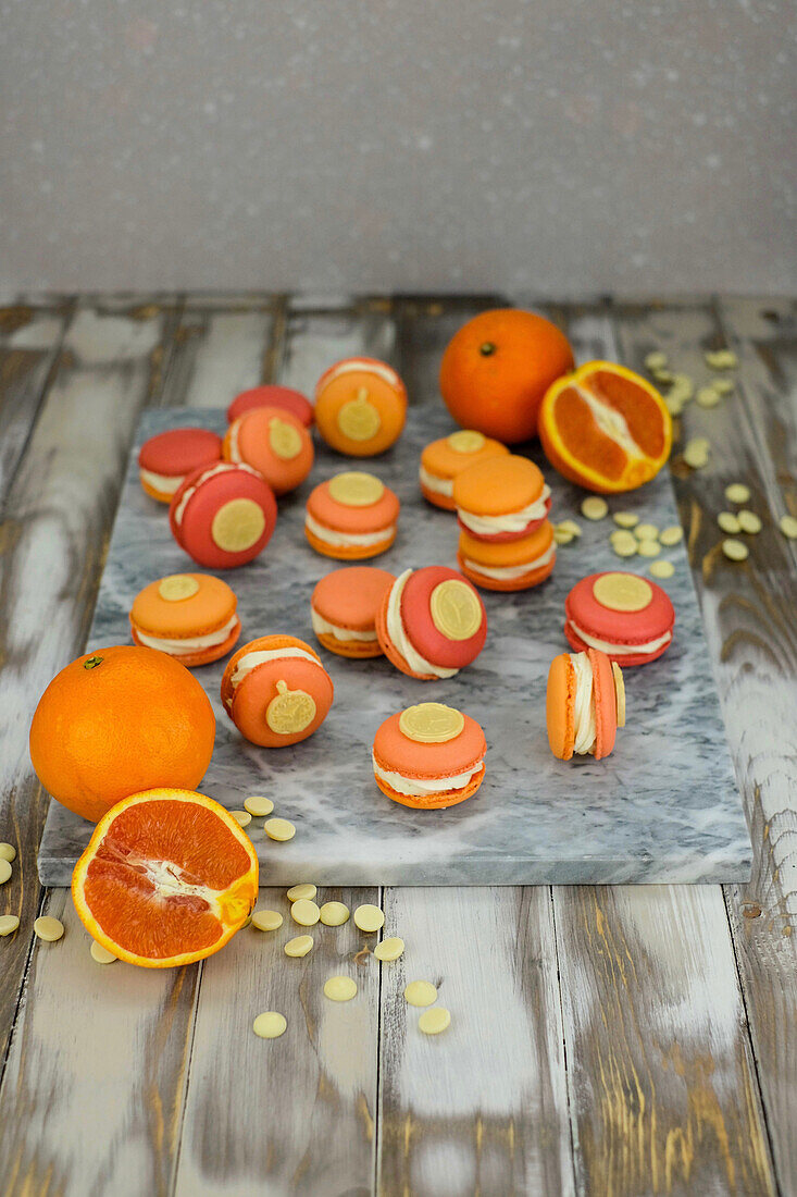 Orangen-Macarons mit weißer Schokolade