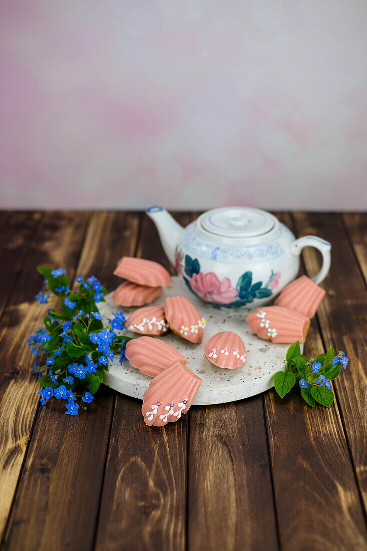 Rosa Madeleines mit Zuckerverzierung