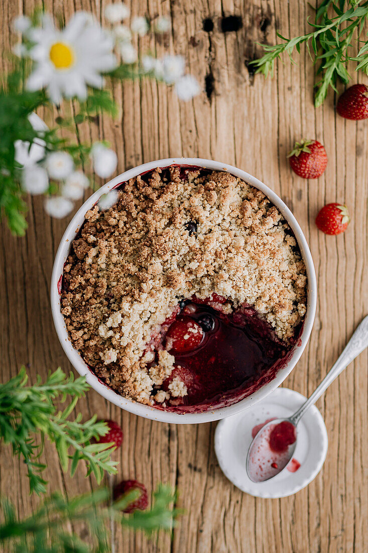 Crumble with summer fruits