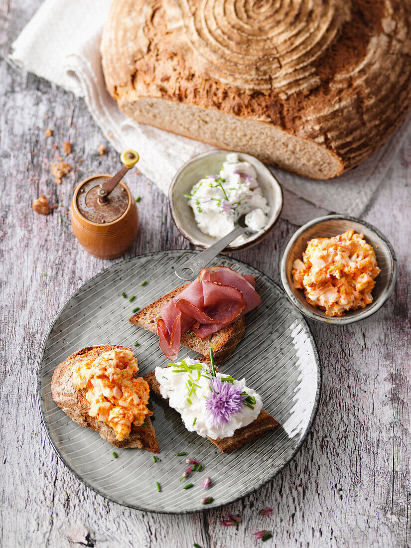 Bread with cream cheese and yoghurt, preserves and meat