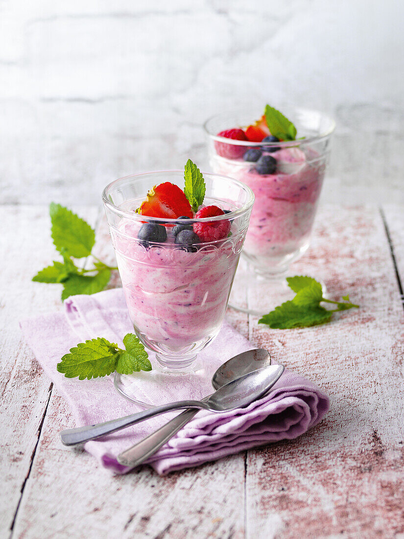 Quark-Sahne-Creme mit gemischten Beeren