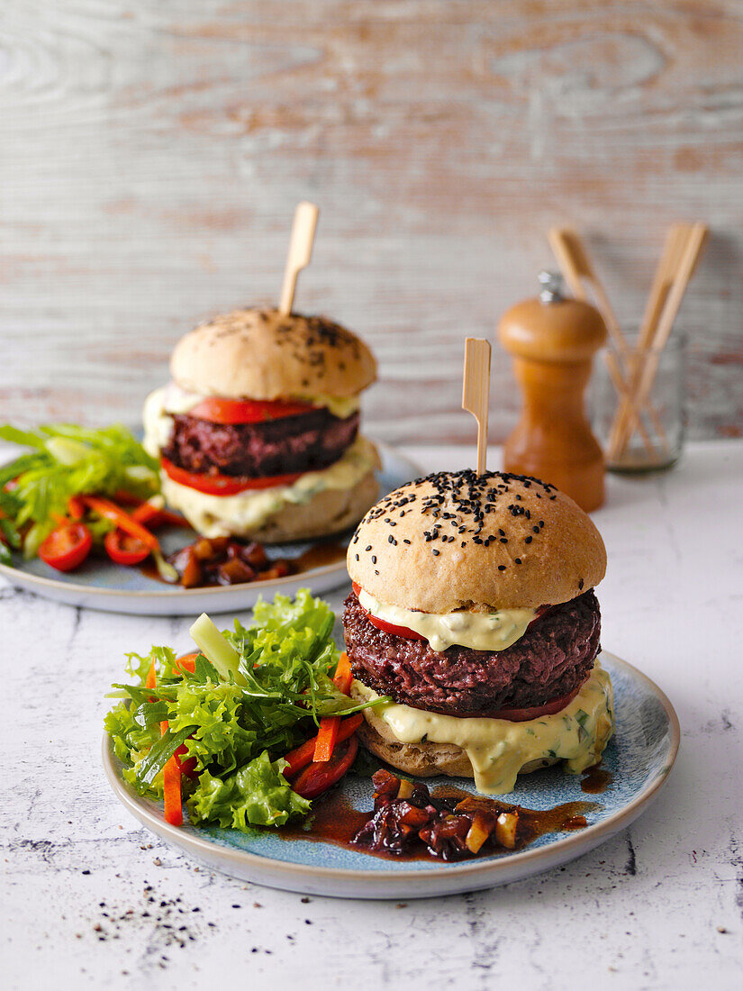 Burger vom Wasserbüffel mit Birnen-Zwiebel-Sauce und Quarkmayo