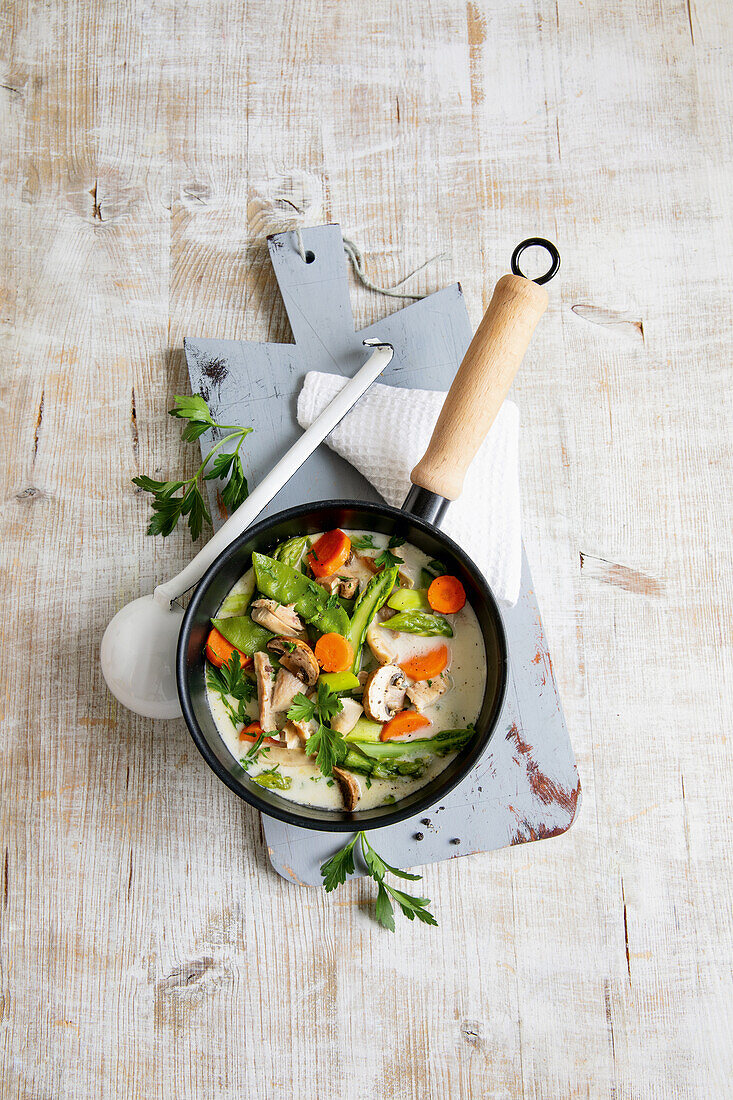 Chicken fricassee with green asparagus