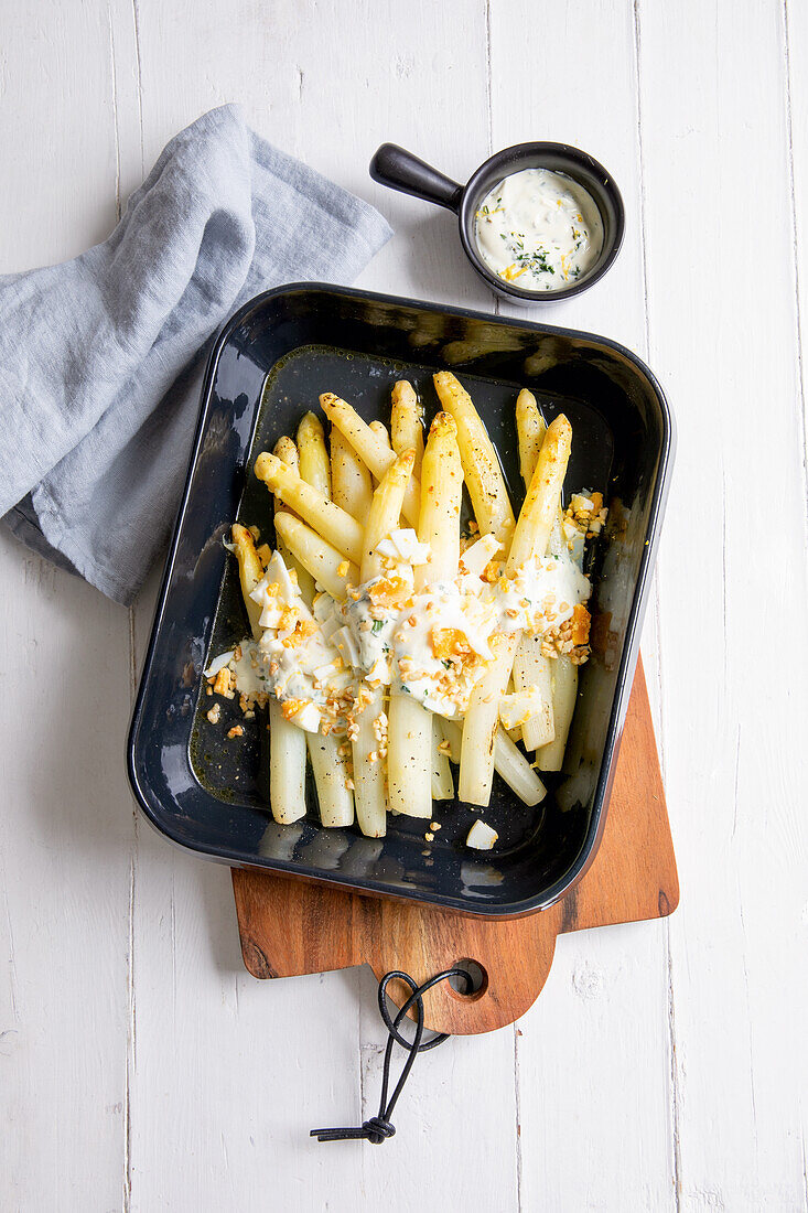 Ofenspargel mit grüner Sauce und Eihäckerle