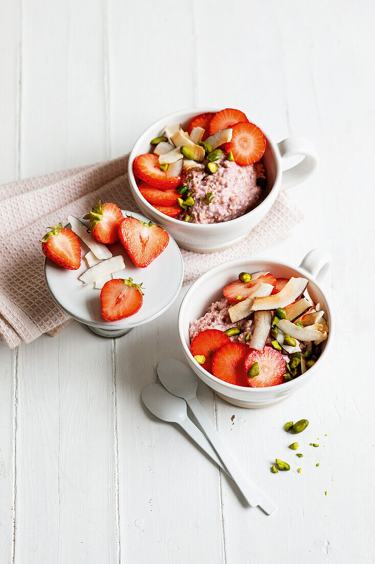 Overnight strawberry muesli