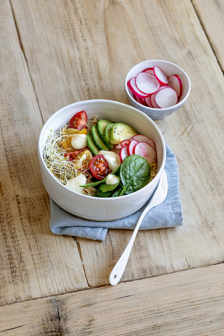 Porrdige-Buddha-Bowl mit Avocado