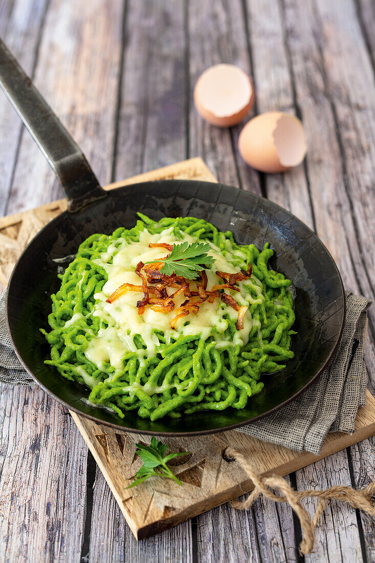 Spinatspätzle mit Käse und Röstzwiebeln