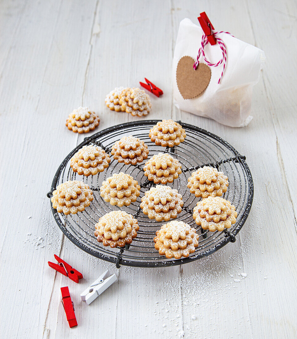 Terrassenplätzchen (jammy biscuit stacks)