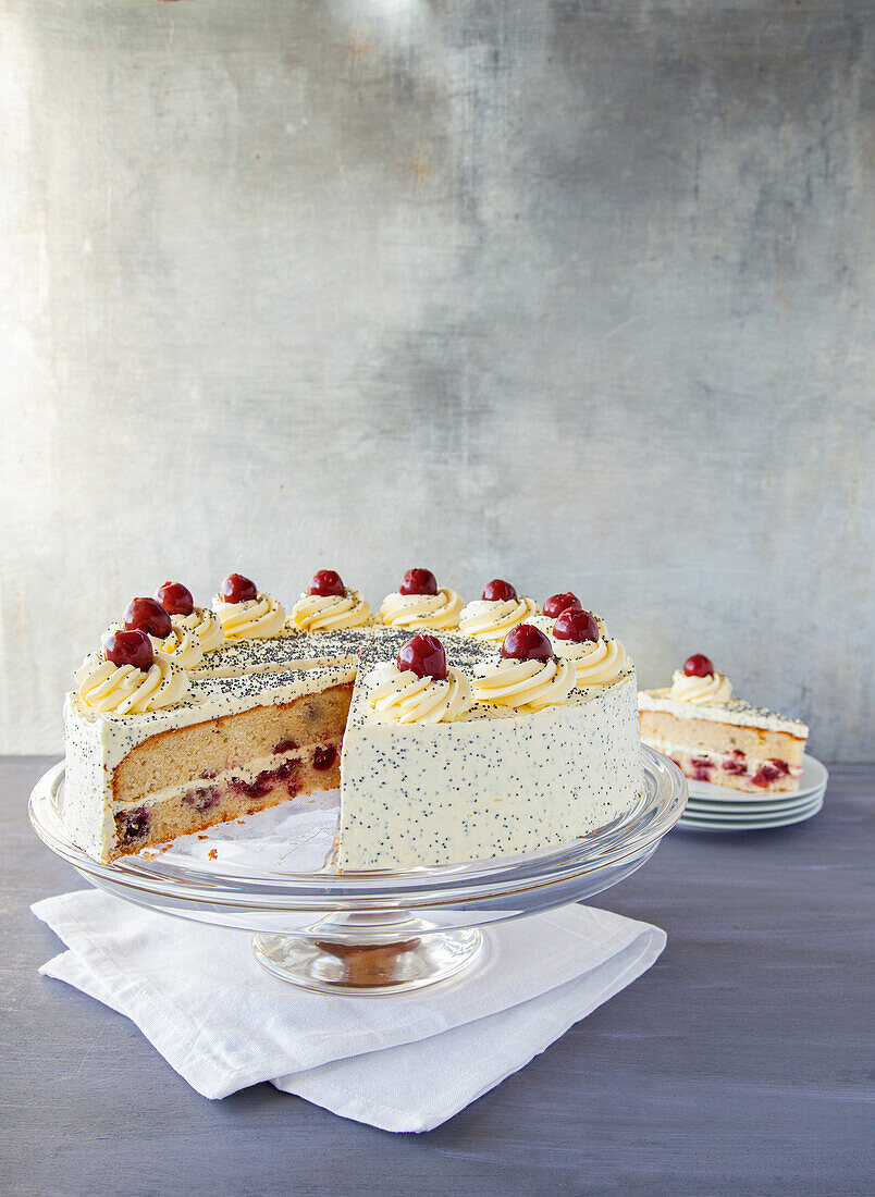 Sandtorte mit Mohncreme und Kirschen