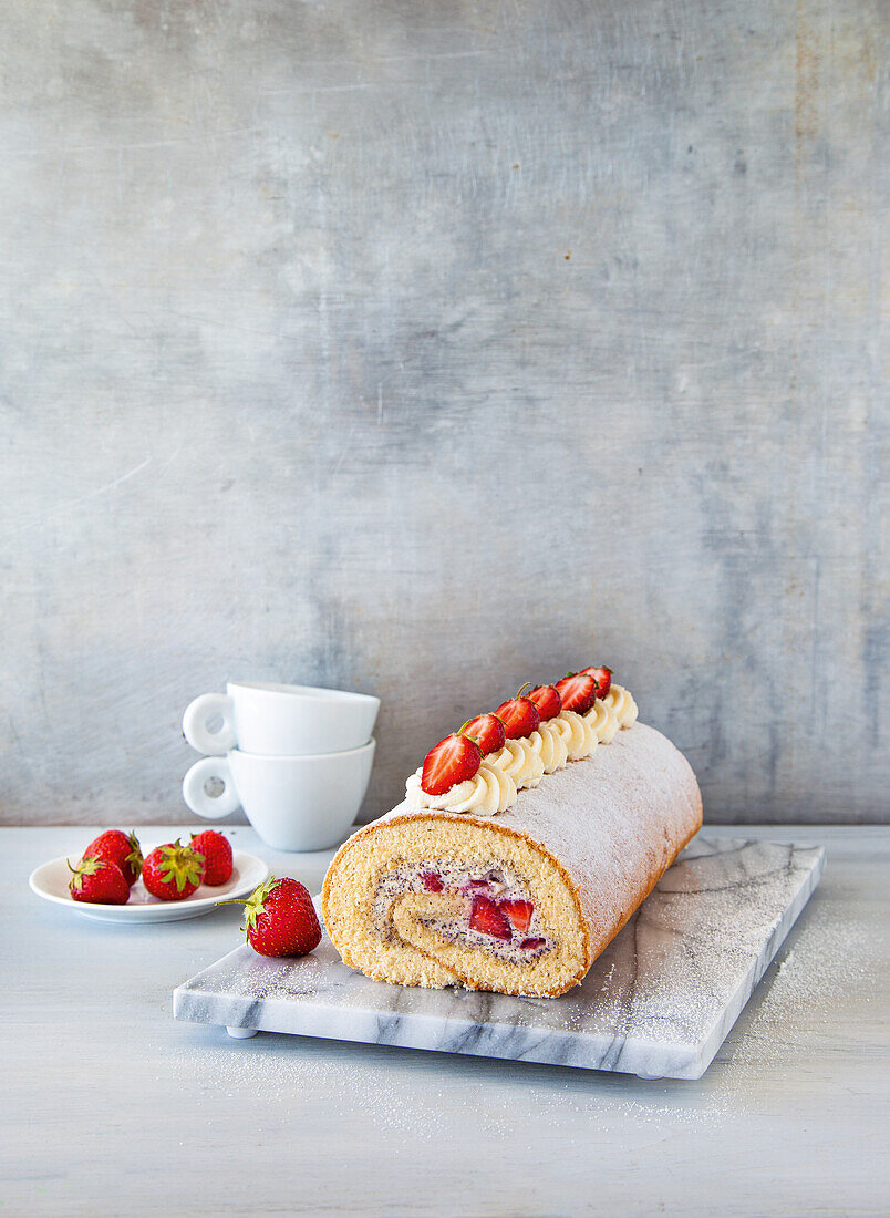 Biskuitrolle mit Mohnsahne und Erdbeeren