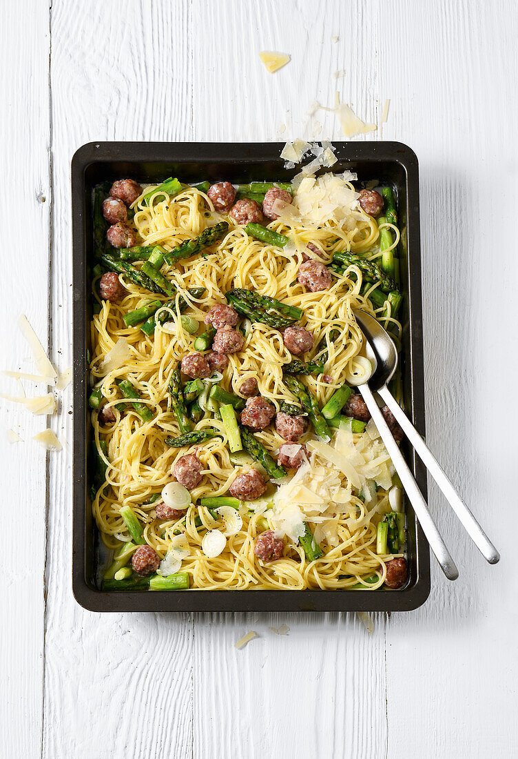 Spaghetti with green asparagus and salsiccia balls