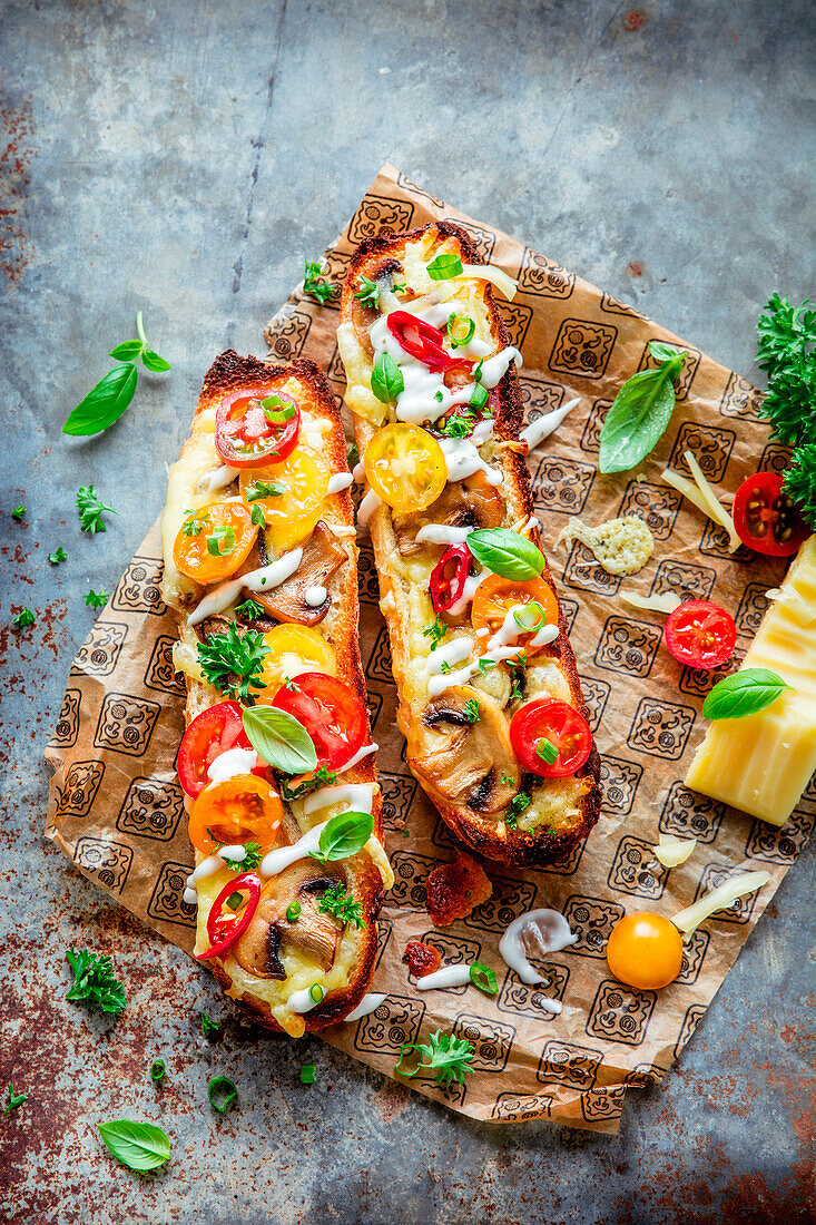 Kirschtomaten-Baguette mit Pilzen