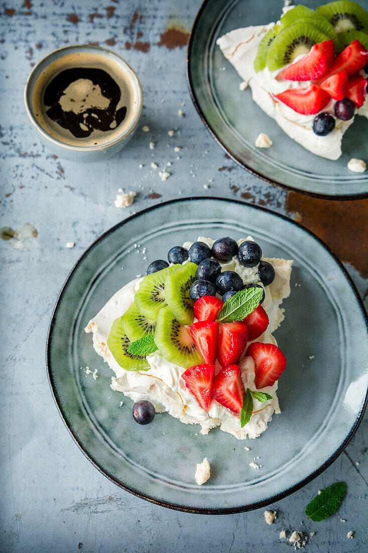 Pavlova mit Beeren und Kiwi