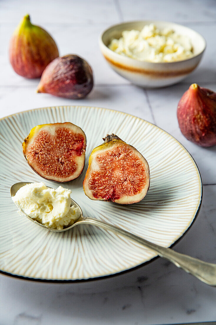 Figs with cream cheese