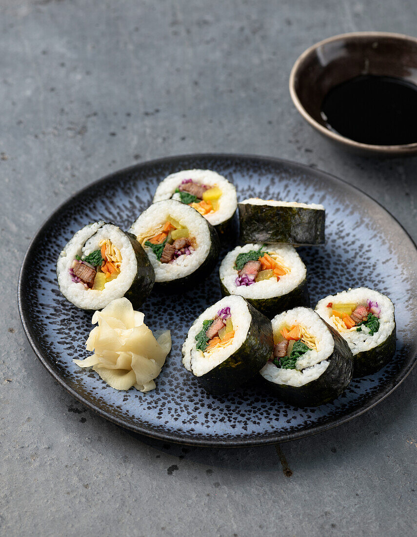 Rainbow-Kimbap mit Rindfleisch und buntem Gemüse (Korea)