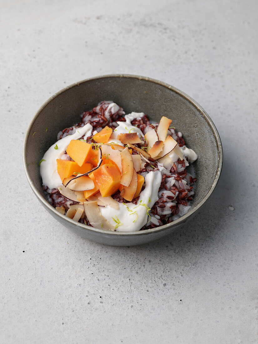 Black Rice Pudding mit Kokosnuss und Papaya (Indonesien)