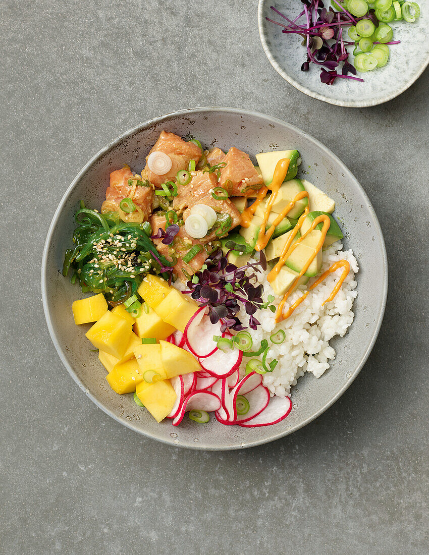 Hawaiianische Poke Bowl mit Radieschen und Mango