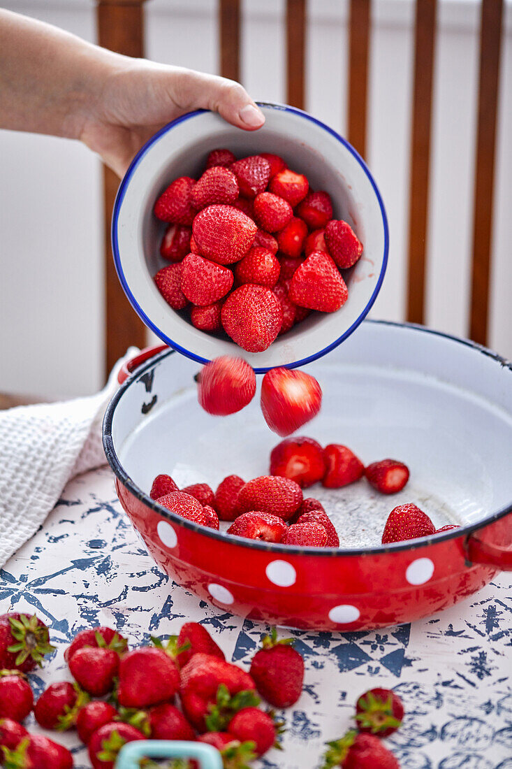 Erdbeermarmelade zubereiten - Früchte in Topf geben