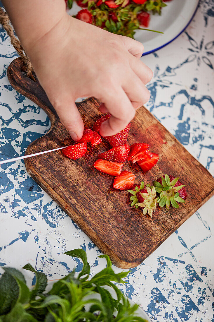 Erdbeeren für Marmelade putzen und kleinschneiden