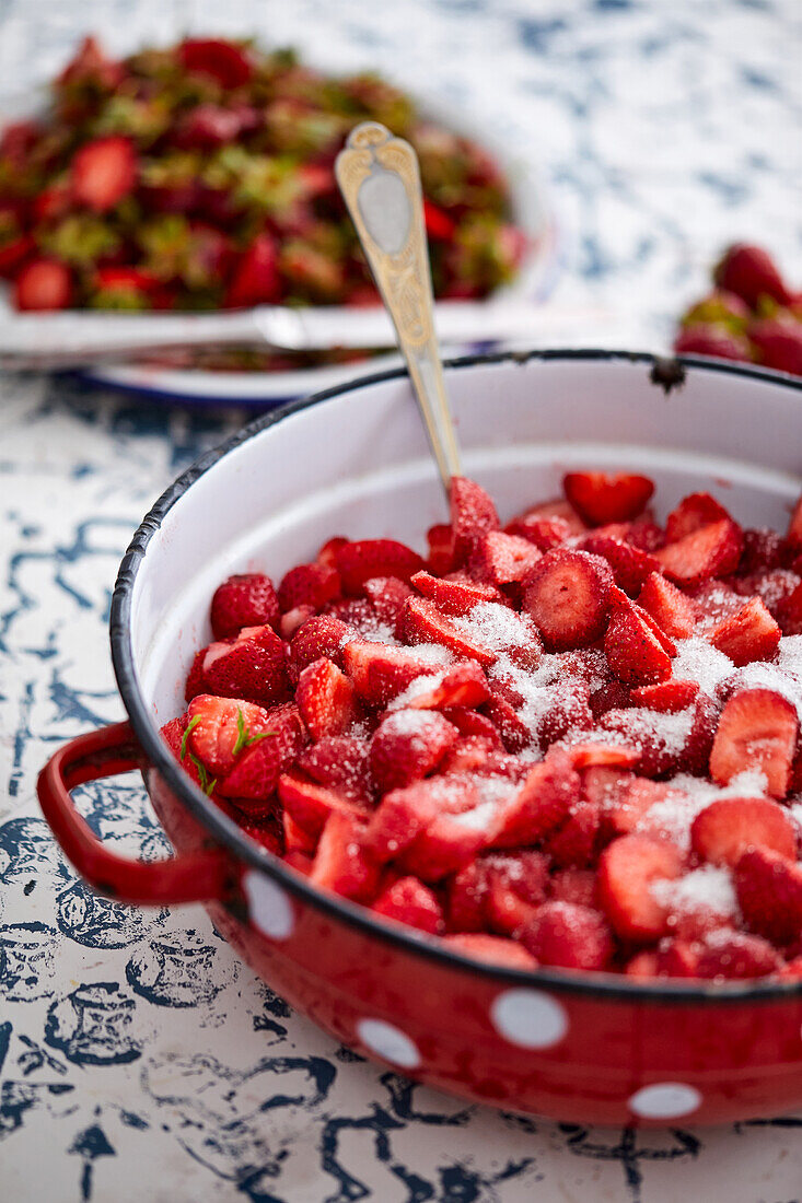 Kleingeschnittene Erdbeeren mit Zucker für Marmelade