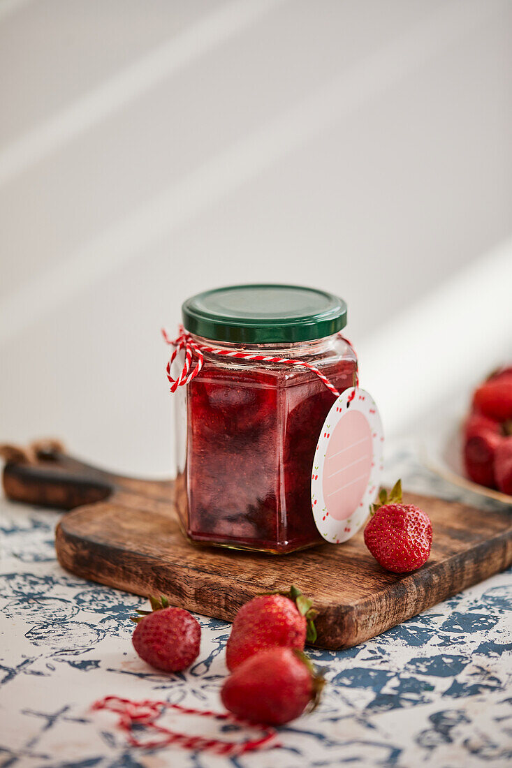 Hausgemachte Erdbeermarmelade im Glas mit Schildchen