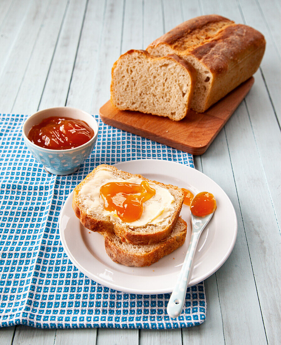 Hausgemachtes Weißbrot mit Marmelade