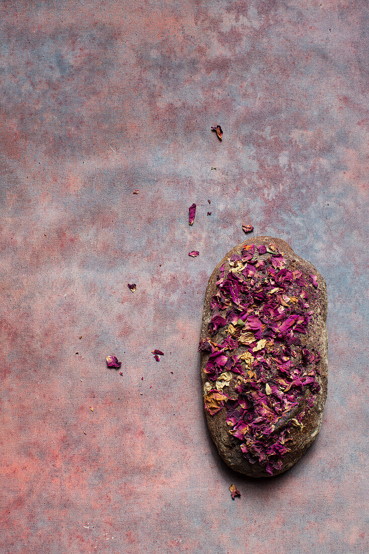 Brot mit getrockneten Rosenblüten