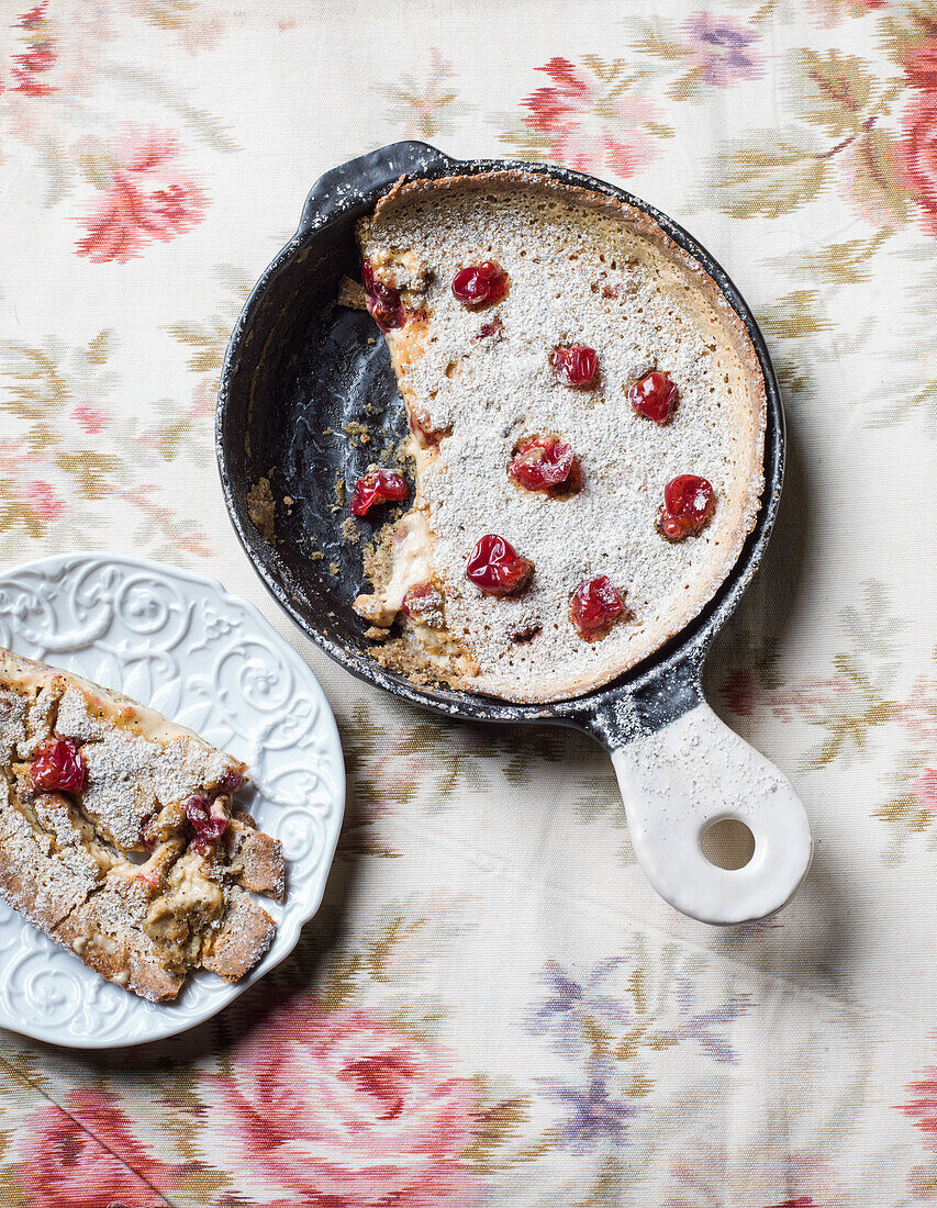 Rapeseed tart with grapes