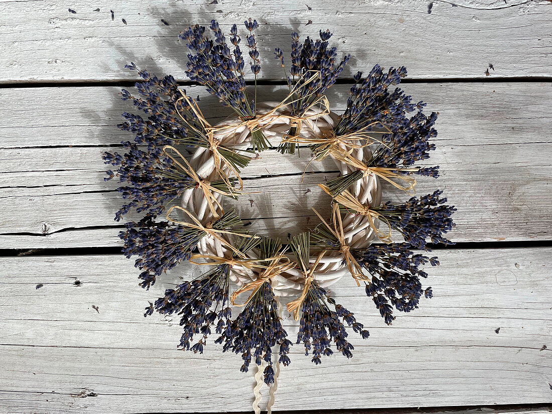 DIY lavender decoration - door wreath made from dried flowers