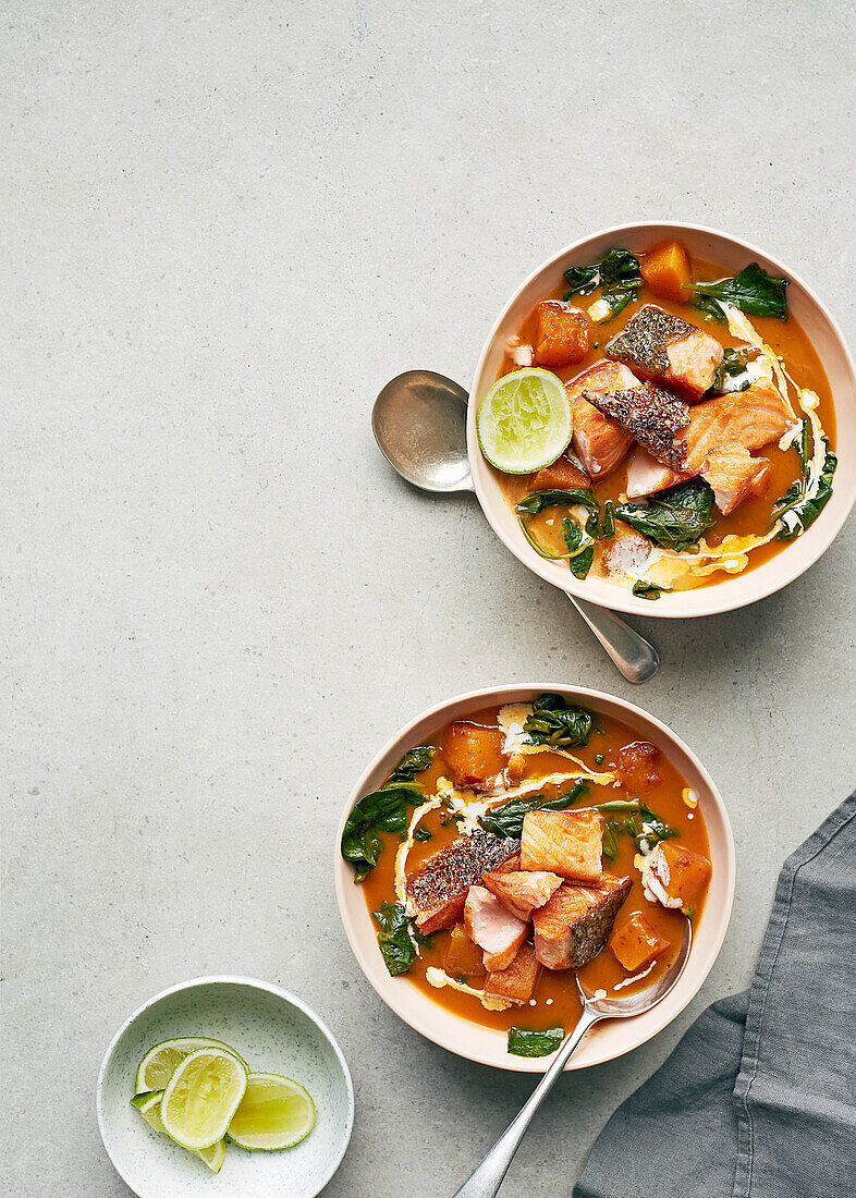 Thailändische Suppe mit Lachs und Butternusskürbis