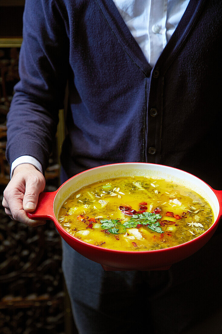 Wolfsbarschfilet mit Sichuan Gurken in goldener Suppe (China)